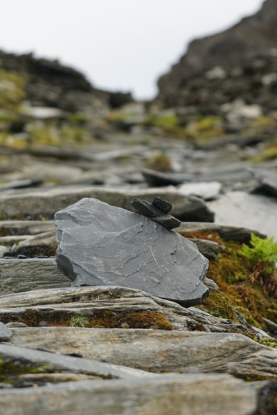 白天在灰色岩石上形成灰色岩石